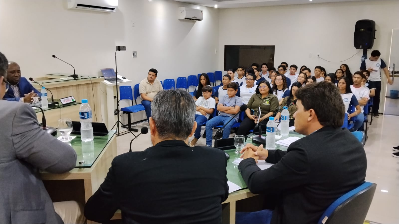 Câmara Municipal de Santo Antônio dos Lopes recebe estudantes e aprecia projetos de iniciação c...