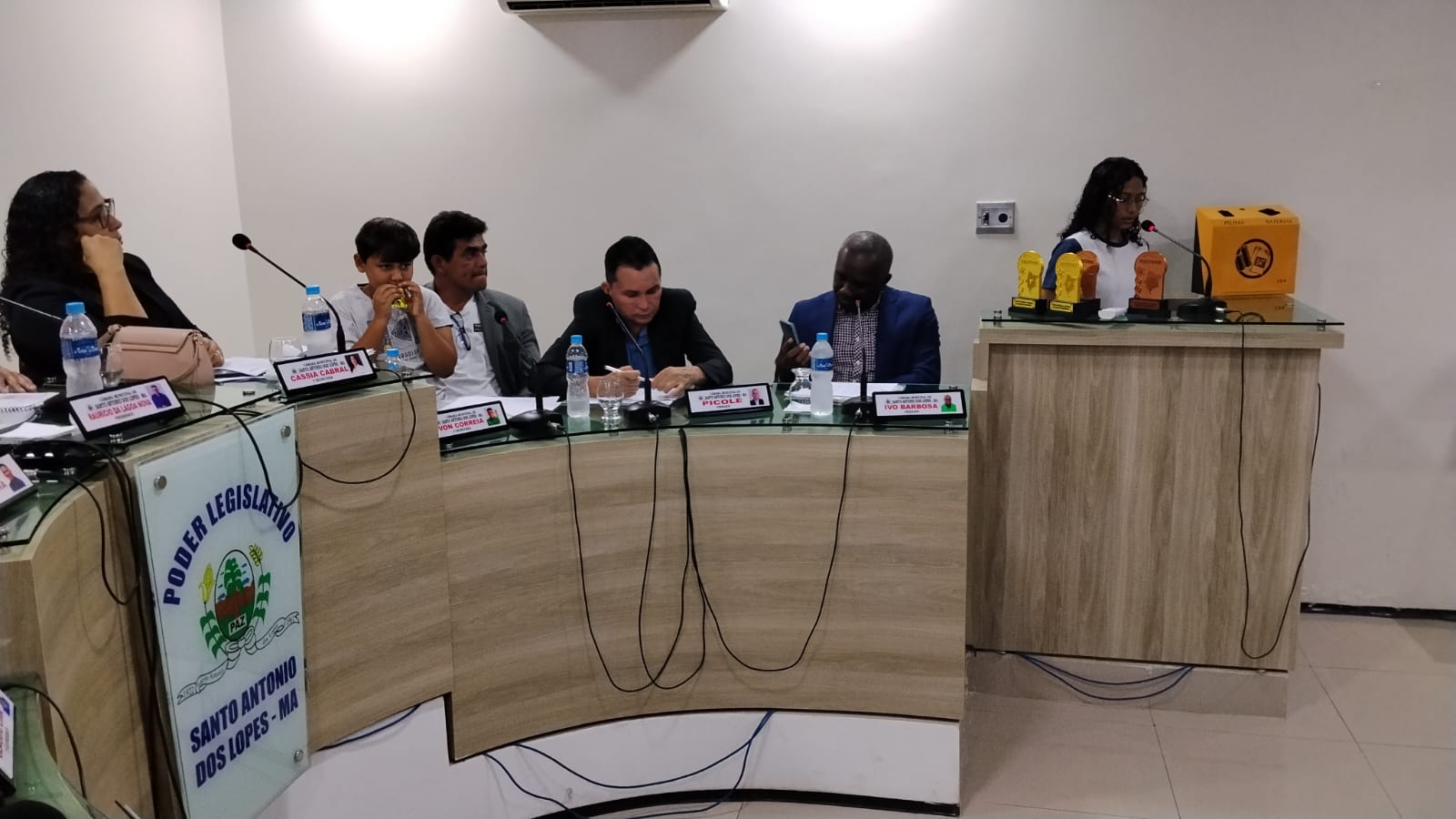Câmara Municipal de Santo Antônio dos Lopes recebe estudantes e aprecia projetos de iniciação c...