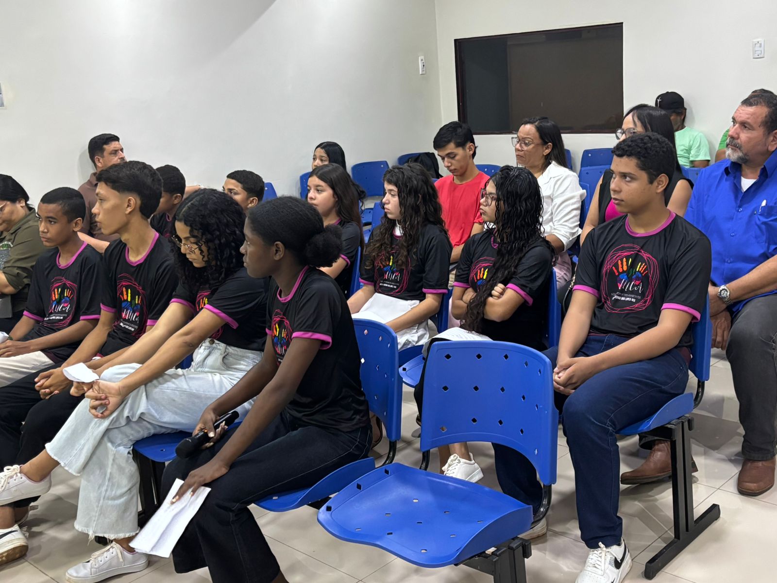 Câmara Municipal recebe estudantes da Unidade Integrada Ananias Murad durante sessão plenária